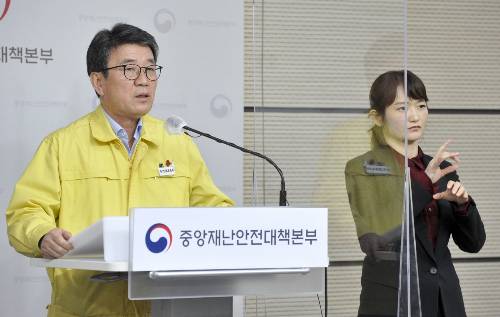 류근혁 중앙재난안전대책본부(중대본) 1총괄조정관(보건복지부 2차관)이 12일 코로나19 중앙재난안전대책본부 정례브리핑에서 발표하고 있다. /사진제공=보건복지부