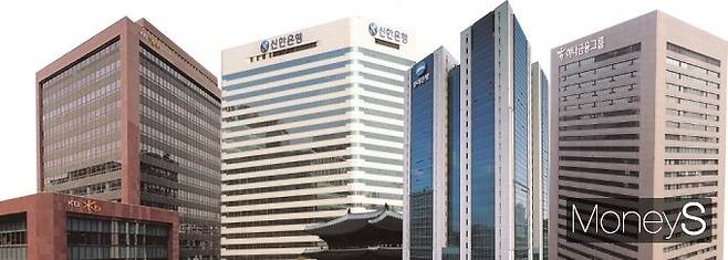 국내 4대 금융지주가 지난해 사상 최대 실적을 경신할 전망이다. (왼쪽부터) KB금융, 신한금융, 우리금융, 하나금융 본점 전경./사진=각 사