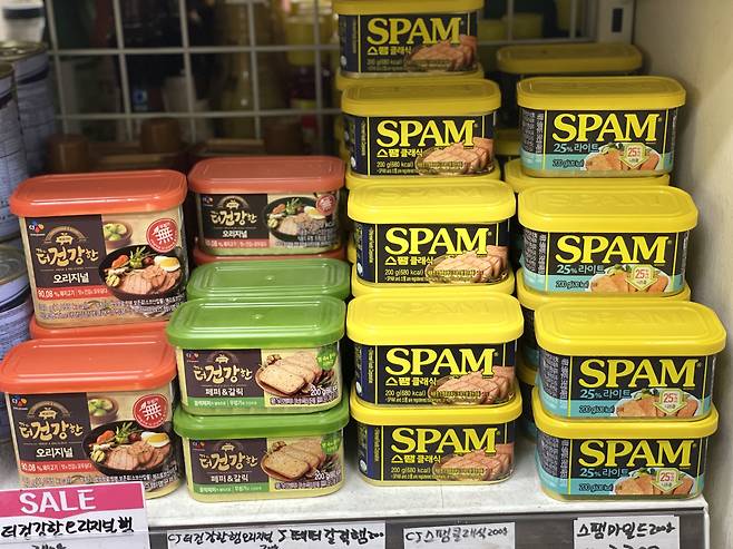 식자재 마트 매대에 CJ제일제당 통조림 햄들이 진열돼 있는 모습. 모두 플라스틱 뚜껑과 함께 판매되고 있다. [최준선 기자]