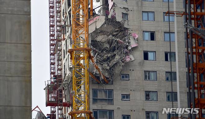 [광주=뉴시스] 신대희 기자 = 12일 오후 광주 서구 화정동 현대아이파크 건설현장, 공사 중에 외벽이 무너져 내려 내부 철골구조물 등이 드러나 있다. 현재 6명이 소재불명 상태이지만 구조물 안정성이 확보되지 않아 수색에도 난항을 겪고 있다.   2022.01.12. sdhdream@newsis.com
