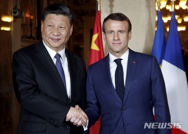 【보로쉬르메르=AP/뉴시스】시진핑(왼쪽) 중국 국가주석과 에마뉘엘 마크롱 프랑스 대통령의 2019년 3월 정상회담. 2019.03.25.