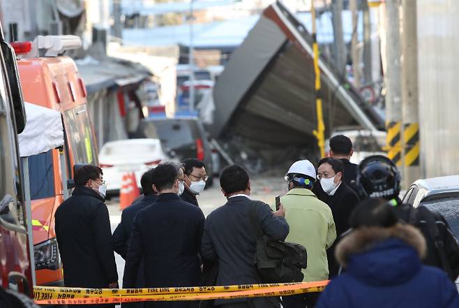 현대산업개발 유병규 대표이사 등 임직원이 12일 오전 광주 서구 화정동 신축 아파트 외벽 붕괴사고 현장을 보고 있다. 연합뉴스