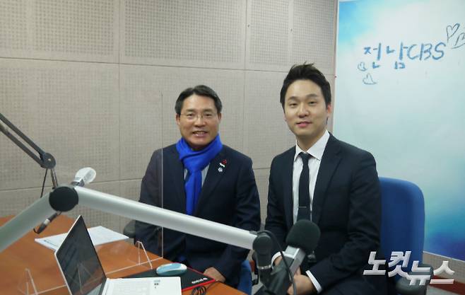 권오봉 여수시장(왼쪽)이 전남CBS 시사프로그램에 출연해 김유석 아나운서와 대담을 준비하고 있다.