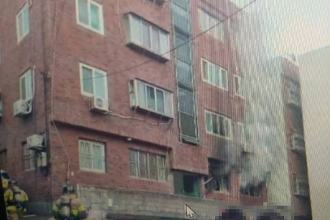 부산의 한 빌라에서 불이 나 1명이 중상을 입고 2명이 경상을 당했다. 부산경찰청 제공