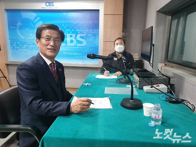 이수복 PD(오른쪽)와 홍성열 증평군수. 이은영 PD