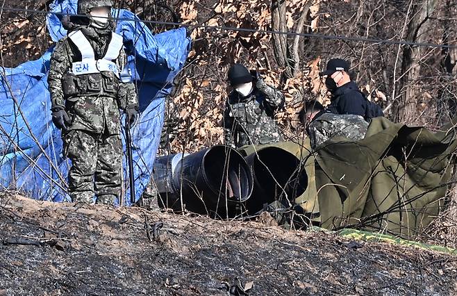 공군 F-5E 전투기 추락사고 이틀째인 12일 오전 경기도 화성시 정남면 관항리 한 야산에서 군 관계자들이 사고현장을 살펴보고 있다.&nbsp; &nbsp; 뉴시스