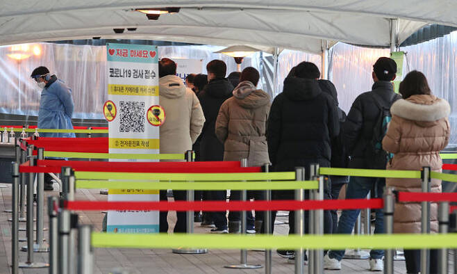 서울시청 앞 서울광장 코로나19 선별진료소를 찾은 시민들이 검사 순서를 기다리고 있다. 연합뉴스