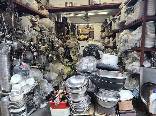 지난 11일 오전 서울 중구 황학동 주방용품 거리의 한 상점에 중고 그릇이 쌓여있다.