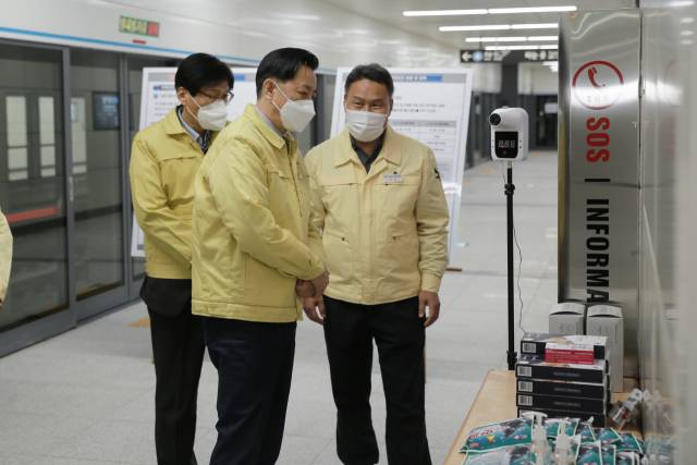 황성규(가운데) 국토교통부 2차관이 12일 개통을 앞둔 진접선 별내가람역을 방문해 코로나19 방역 상황을 점검하고 있다. /사진제공=국토교통부