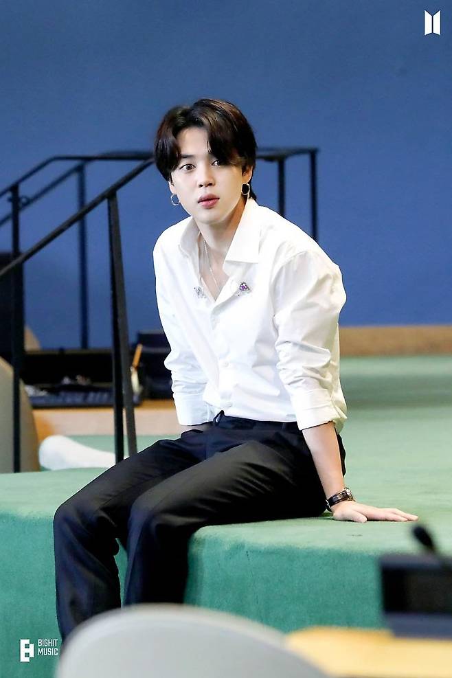 "왕자보다 훨씬 멋있어!" 방탄소년단 지민 완벽한 남친룩 '극찬'