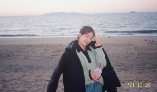 Actor Jung In-sun boasted a innocent beauty.On the afternoon of the 12th, Jung In-sun posted several photos of his recent instagram.In the photo, Jung In-sun took a picture on the beach with the sea. She smiled softly and posed with a finger V pose.In addition, he was sitting on the sandy beach, covering the padding and resting.On the other hand, Jung In-sun is appearing on SBS Sunday Drama I will be your night.I will be your night is a sweet and bloody mental healing romance of a world star idol who is suffering from sleepwalking and a doctor who has to treat it secretly.