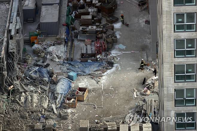 광주 붕괴현장 수색 재개, 수색견 투입 (광주=연합뉴스) 정회성 기자 = 광주 서구 화정현대아이파크 주상복합아파트 구조물 붕괴 이틀째를 맞은 12일 수색견이 사고 현장에서 실종자 탐색에 투입되고 있다. 2022.1.12 hs@yna.co.kr