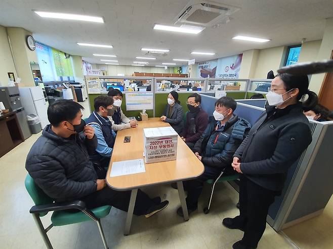 고양시통합공무원노조가 선거업무 차출 반대 의견서를 선관위에 제출하는 장면 [고공노 제공, 재판매 및 DB 금지]