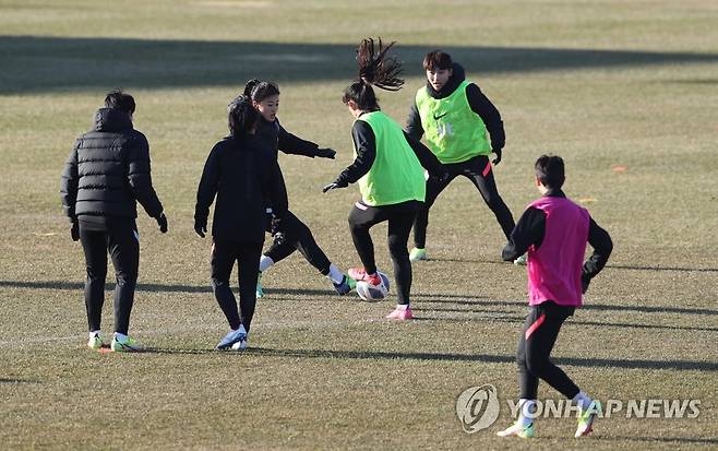 여자 축구 국대, 구슬땀 (남해=연합뉴스) 김동민 기자 = 한국 여자 축구대표팀이 12일 오후 경남 남해군 남해스포츠파크에서 훈련하고 있다. 2022.1.12 image@yna.co.kr