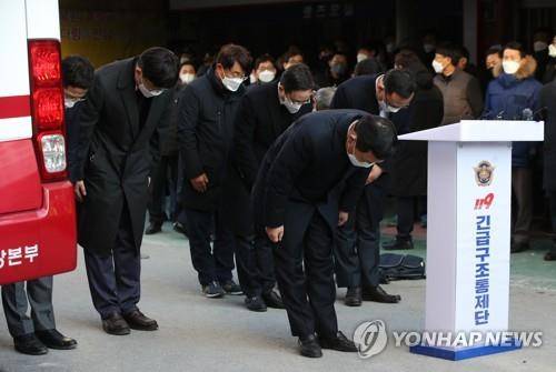 고개 숙인 현대산업개발 
    (광주=연합뉴스) 조남수 기자 = 현대산업개발 유병규 대표이사 등 임직원들이 12일 오전 광주 서구 화정동 신축 아파트 외벽 붕괴사고 현장 부근에서 사과문 발표한 뒤 고개 숙이고 있다. 2022.1.12 
    iso64@yna.co.kr (끝)