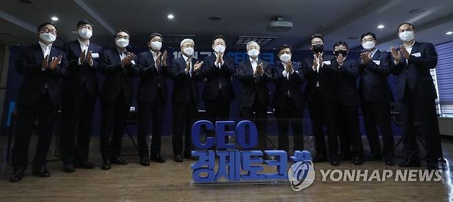 이재명, 10대 그룹 CEO들과 토크 (서울=연합뉴스) 더불어민주당 이재명 대선 후보와 손경식 경총 회장이 12일 오후 서울 마포구 경총회관에서 10대 그룹 CEO 토크 '넥타이 풀고 이야기합시다'를 마친 뒤 기념 촬영을 하고 있다. 2022.1.12 [국회사진기자단] uwg806@yna.co.kr