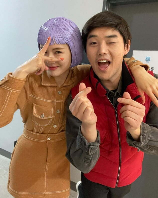 Actor Lee Sun-bin has released behind-the-scenes footage of SNL.Lee Sun-bin posted on his instagram on the 13th, SNL behind-the-scenes. Hyuksu Orabang I met here since Missing Nine.In SNL, Lee Sun Bin transformed into an AI Actor and performed a romance with his senior AI Actor Giga Hoon Jung Hoon.In the photo, Lee is immersed in the role of an AI Actor, and is showing robotic movements. His small face and slender body catch the eye.Lee appeared in Teabings The Women of the City of Drinkers. Lee is in public with Lee Kwang-soo.