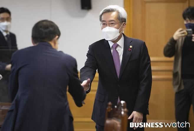 고승범 금융위원장이 13일 오전 서울 중구 은행연합회에서 경제·금융시장 전문가들과 인사를 나누고 있다./사진=이명근 기자 qwe123@