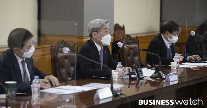 고승범 금융위원장(가운데)이 13일 은행회관에서 경제·금융 전문가들과 간담회 중 발언하고 있다./사진=이명근 기자 qwe123@