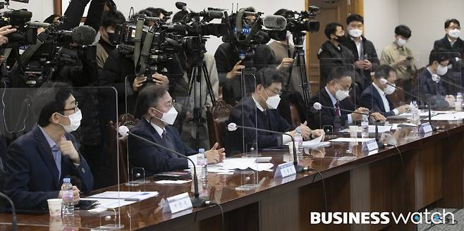 13일 고승범 금융위원장과의 간담회에 참석한 경제·금융 전문가들(참석전문가: 최재영 국제금융센터 원장, 한상춘 한국경제신문 논설위원, 안유화 성균관대 교수, 이철호 칼럼니스트, 김영익 서강대 교수, 신용상 금융연 리스크센터장, 서영수 키움증권 이사, 노형복 산업은행 리서치센터장)/사진=이명근 기자 qwe123@