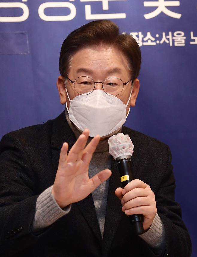 이재명 더불어민주당 대선 후보가 13일 서울 노원구 노해로 더숲에서 노원구 재건축 추진위원회와 정책간담회를 하고 있다.(사진=뉴시스)