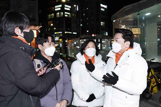 안철수 국민의당 대선 후보가 13일 서울 신촌 대학가 찾아 시민들과 인사하고 있다.(사진=국민의당)