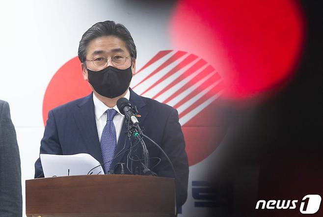 정승일 한국전력공사 사장이 9일 오후 서울 서초구 한전아트센터 회의실에서 협력사 직원 감전사고 방지 종합대책 발표를 하고 있다. 2022.1.9/뉴스1 © News1 김명섭 기자