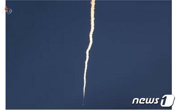 북한이 전날인 12일 공개한 극초음속미사일의 모습.(조선중앙TV 갈무리)© 뉴스1