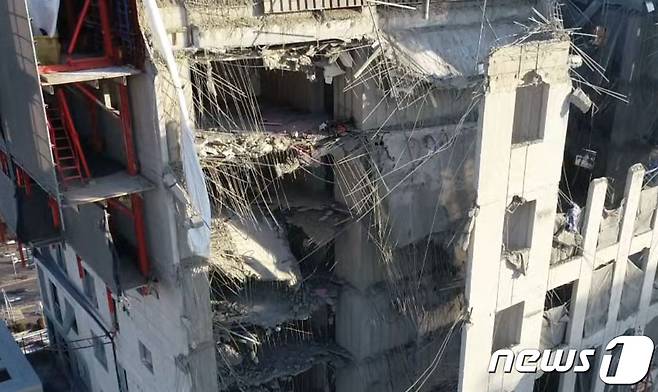 현대산업개발 아파트 신축 공사 붕괴 사고가 발생한 광주 화정동 화정아이파크 외부 모습. 철근이 가시바늘처럼 뾰족하게 드러나 있다. 콘크리트 양생 과정에서 부실 시공 정황이라는 주장이 나온다.(광주시 제공 영상 캡처)2022.1.13/뉴스1 © News1 박준배 기자