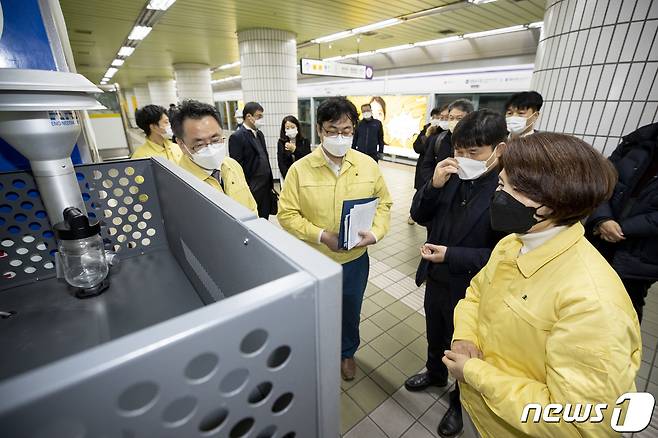고농도 미세먼지가 발생한 지난달 16일 오전 한정애 환경부 장관이 서울지하철 2·5호선 영등포구청역을 방문, 지하철역사의 고농도 미세먼지 비상저감조치 대응상황을 점검하고 역사 내 공기질 개선사업 추진현황을 살피고 있다. (환경부 제공) 2021.12.16/뉴스1