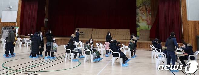 2021학년도 초등학교 취학예정자 예비소집이 시작된 1월4일 전북 전주시 송북초등학교에서 입학을 앞둔 어린이와 학부모가 안내사항을 전달받고 있다. 2021.1.4/뉴스1 © News1 유경석 기자