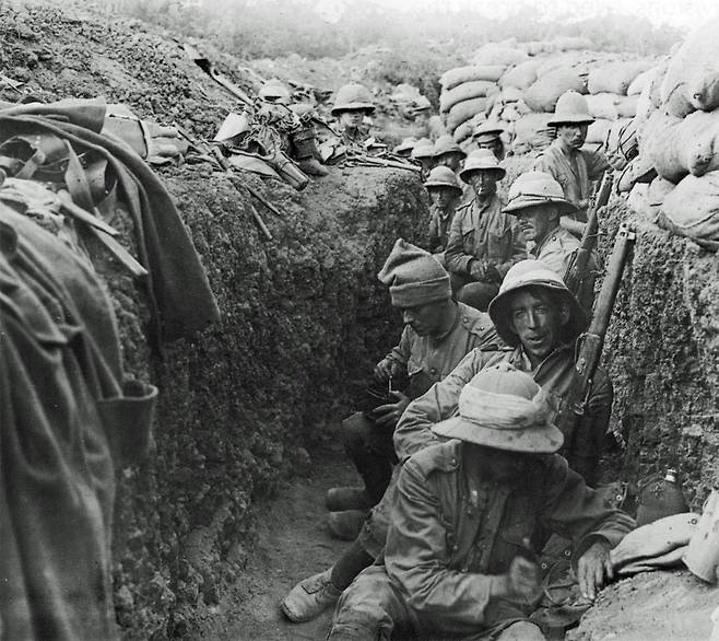 1세계대전의 갈리폴리 전투에서 참호에서 휴식중인 병사들 / 사진출처 = 위키피디아