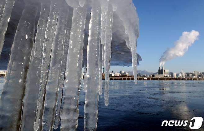 12일 오전 여의도 한강공원 강변에 고드름이 얼어 있다. 2022.1.12/뉴스1 © News1 이동해 기자