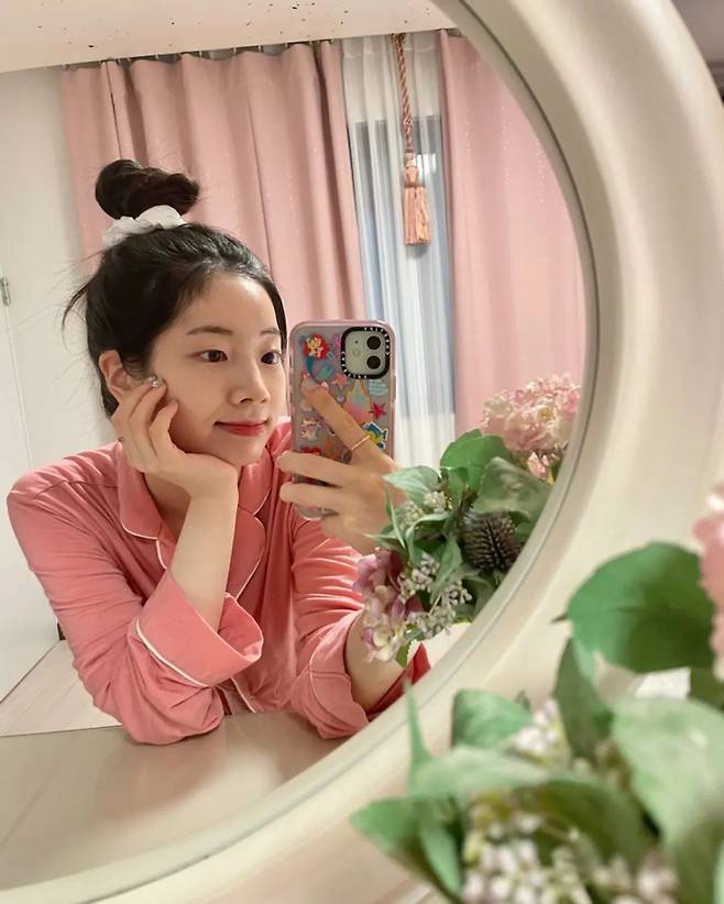 Girl group TWICE Dahyun has made it impossible to keep an eye on Lovely beauty.On the 13th, TWICE official Instagram posted a picture of Dahyuns recent situation.Inside the picture is a picture of Dahyun, who is holding his reflection in the mirror in the camera.The naturally tied hairstyle and pink pajamas further accentuated Dahyuns luscious charm.Then, looking at the camera, smiling or staring at the camera, the charming appearance made the fans feel heartwarming.Especially, Dahyun boasts a distinctive white skin even without a toilet, and boasts a brilliant beauty such as a clear eyebrow.On the other hand, TWICE, which Dahyun belongs to, recorded the highest album sales among female artists with a total of 7,299,094 copies according to the 10-year cumulative album data released by Gaon Chart on the 10th.