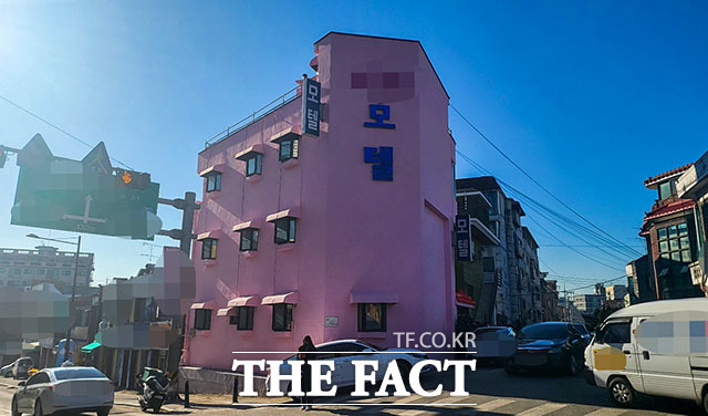 서울 양천경찰서는 가족의 실종 신고를 받고 추적에 나선 결과 전날 오후 8시35분쯤 양천구 소재 모텔에서 이모 씨를 숨진 상태로 발견했다고 12일 밝혔다. 사진은 이씨가 발견된 모텔./정용석 기자