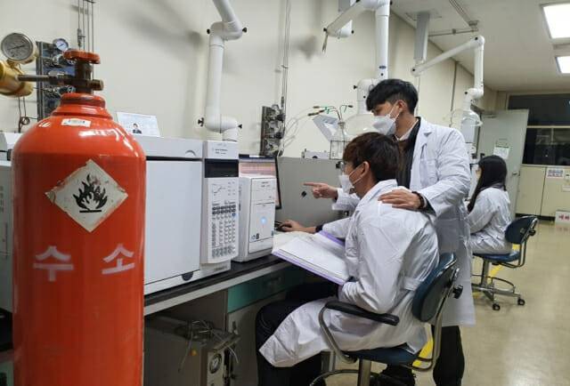 한국석유관리원 시험 연구원들이 수소품질 시험분석을 하고 있다.
