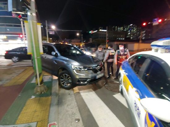 경찰이 음주운전자의 차량을 막은 뒤 현장에서 체포하고 있다. [이미지출처=부산경찰청]
