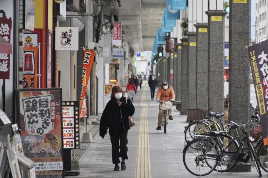 오키나와 등 3개 현에 코로나19 방역 조치 강화한 일본. [출처=연합뉴스]