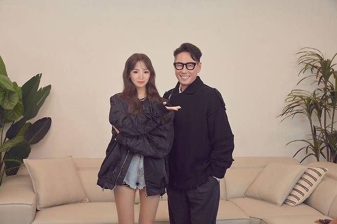 LG전자 가상 인플루언서 래아(왼쪽)와 미스틱스토리의 대표 프로듀서인 윤종신./LG전자