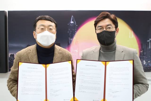 최유태 SSLabCom 대표(왼쪽)와 이경구 위시미디어가 13일 광고·홍보 및 컨설팅 관련 양해각서(MOU)를 체결했다. (사진=SSLabCom 제공)