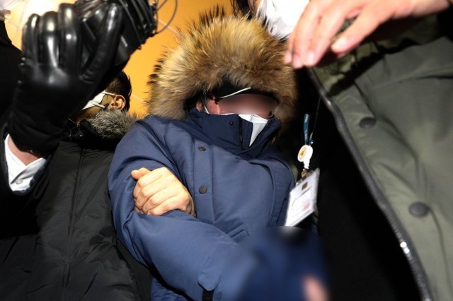 오스템임플란트 직원 이 모씨가 6일 새벽 서울 강서경찰서로 압송되고 있다. 뉴스1