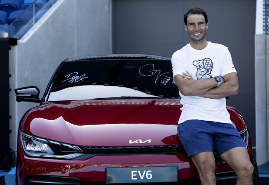테니스 선수 라파엘 나달이 기아 전기차 EV6에 앉아 포즈를 취하고 있다. 기아 제공