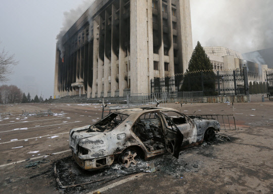 반정부 시위로 비상사태가 선포된 카자흐스탄 경제 중심 도시 알마티의 시청사가 6일(현지시간) 시위 과정에서 불이 나 검게 그을려 있으며 일부 건물은 아직도 연기가 치솟고 있다. <로이터=연합뉴스>