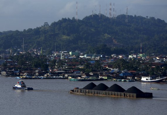 인도네시아 동칼리만탄주 사마린다의 마하캄강에 석탄을 실은 바지선들이 이동하고 있다.로이터뉴스1