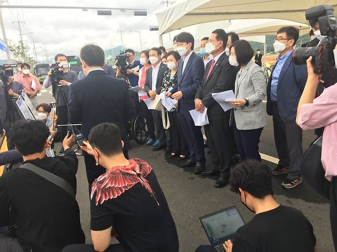 청년과의 대화 등을 위해 국민의힘 이준석 대표가 지난해 6월 전북 완주군 수소용품 검사지원센터 설립 예정지를 방문했다. 박성일 완주군수에게서 수소특화 국가산업단지 지정 등과 관련한 설명을 듣고 있다. 완주군 제공