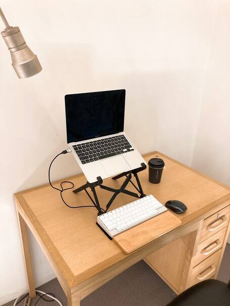 노트북과 연결한 전세계 100개 한정판 키캡의 은은한 모습. 일반 키보드의 키캡과 기능상의 차이는 없다.