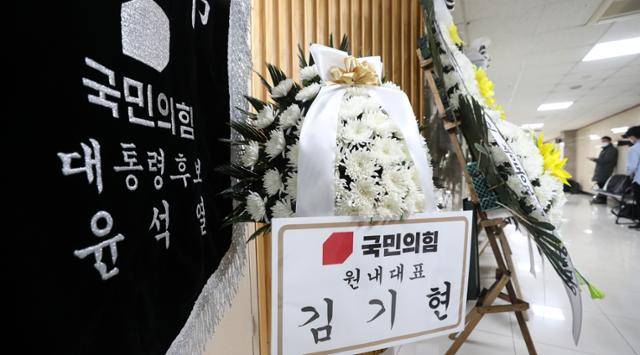 이재명 더불어민주당 대선 후보의 변호사비 대납 의혹 관련 녹취록을 처음 제보했던 이모씨의 빈소 앞에 윤석열 국민의힘 대선 후보가 보낸 조기와 김기현 원내대표의 조화가 놓여 있다. 뉴스1