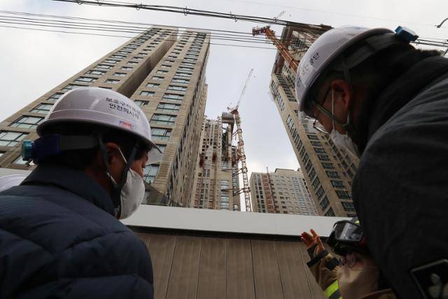 12일 광주 서구 화정아이파크 주상복합아파트 붕괴 현장에서 안경덕(왼쪽) 고용노동부 장관이 이용섭 광주시장의 보고를 받으며 실종자 수색 상황 등을 살펴보고 있다. 광주=연합뉴스