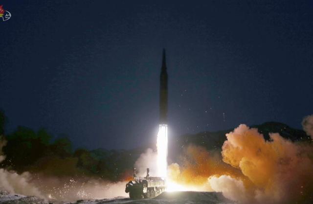 북한이 11일 자강도에서 극초음속 미사일을 시험발사하고 있다. 조선중앙TV 캡처 뉴시스