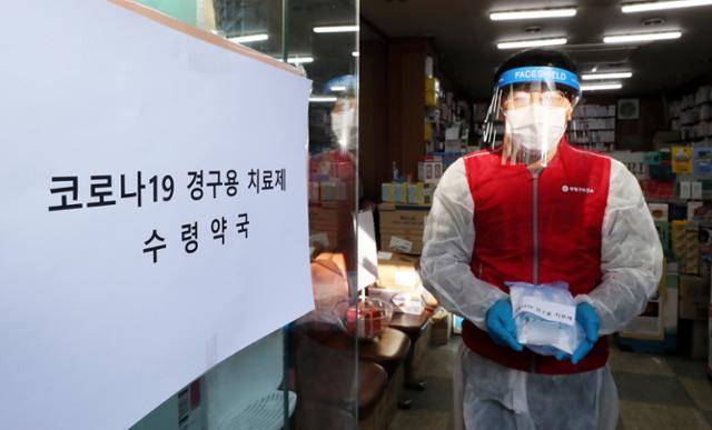 12일 인천 부평구의 한 코로나19 먹는 치료제 전담 약국에서 부평구 보건소 관계자가 치료제를 받아 재택치료 중인 환자에게 전달하는 예행연습을 하고 있다. 인천=뉴스1